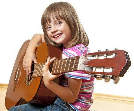 Дитина з великою гітарою